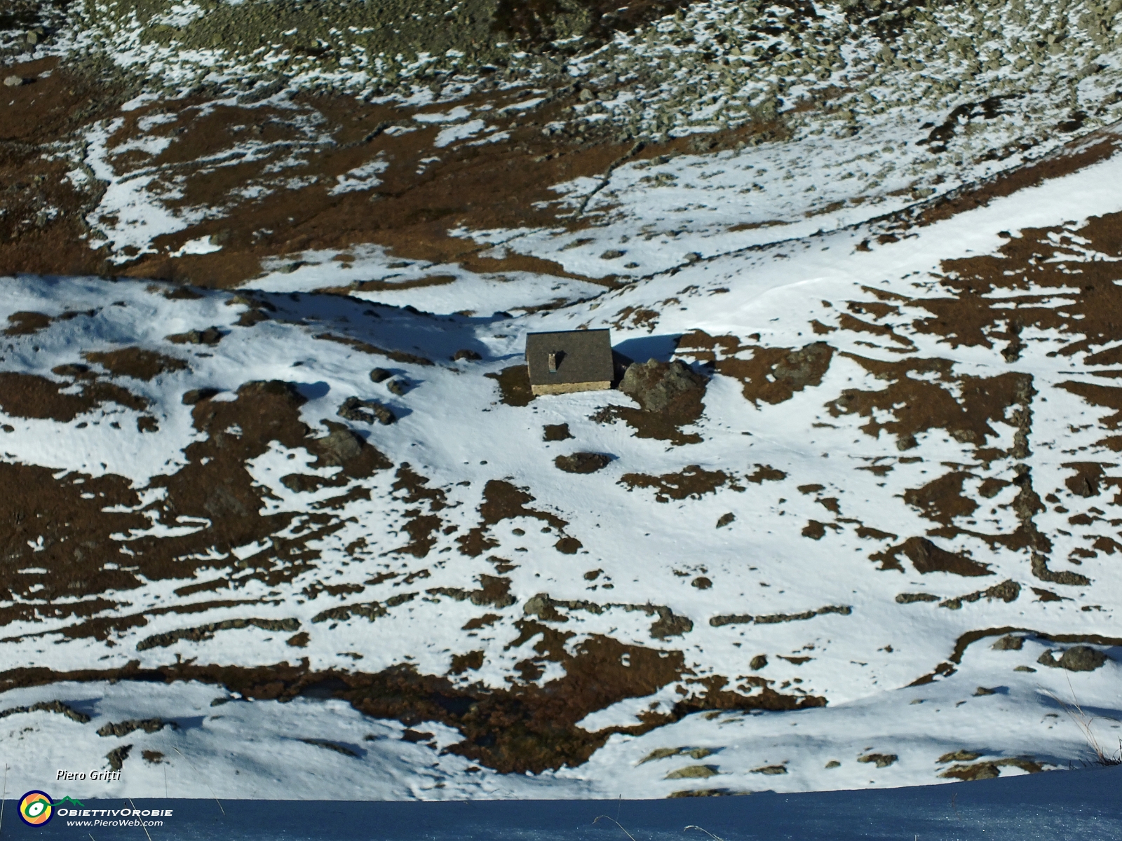 62 Zoom sulla sottostante Baita Pianadei (2095 m.).JPG